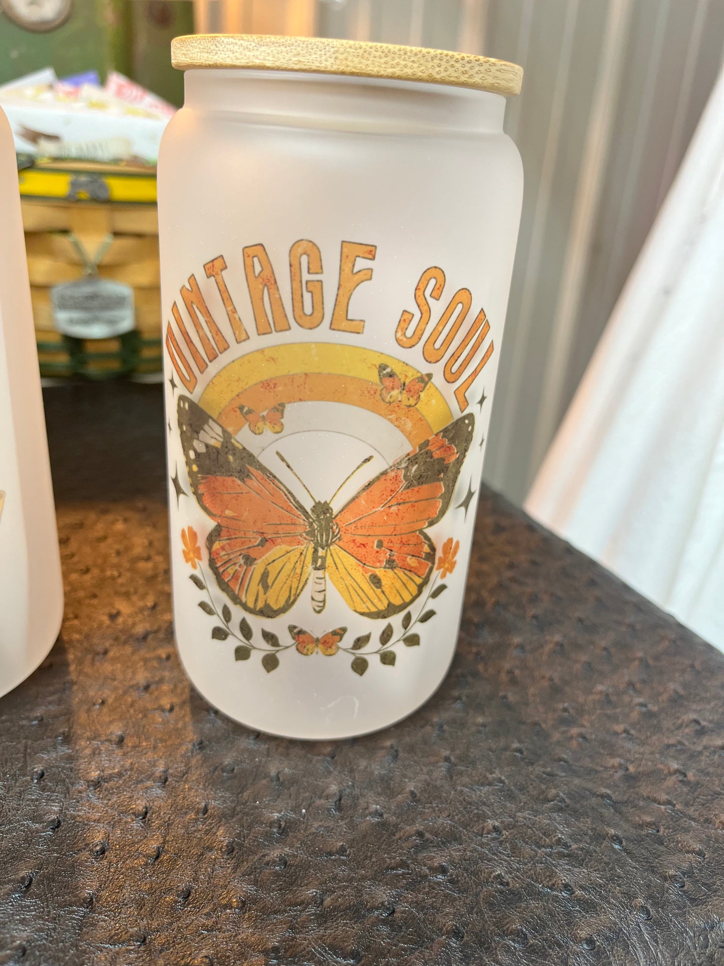 Frosted beer can glass with bamboo top