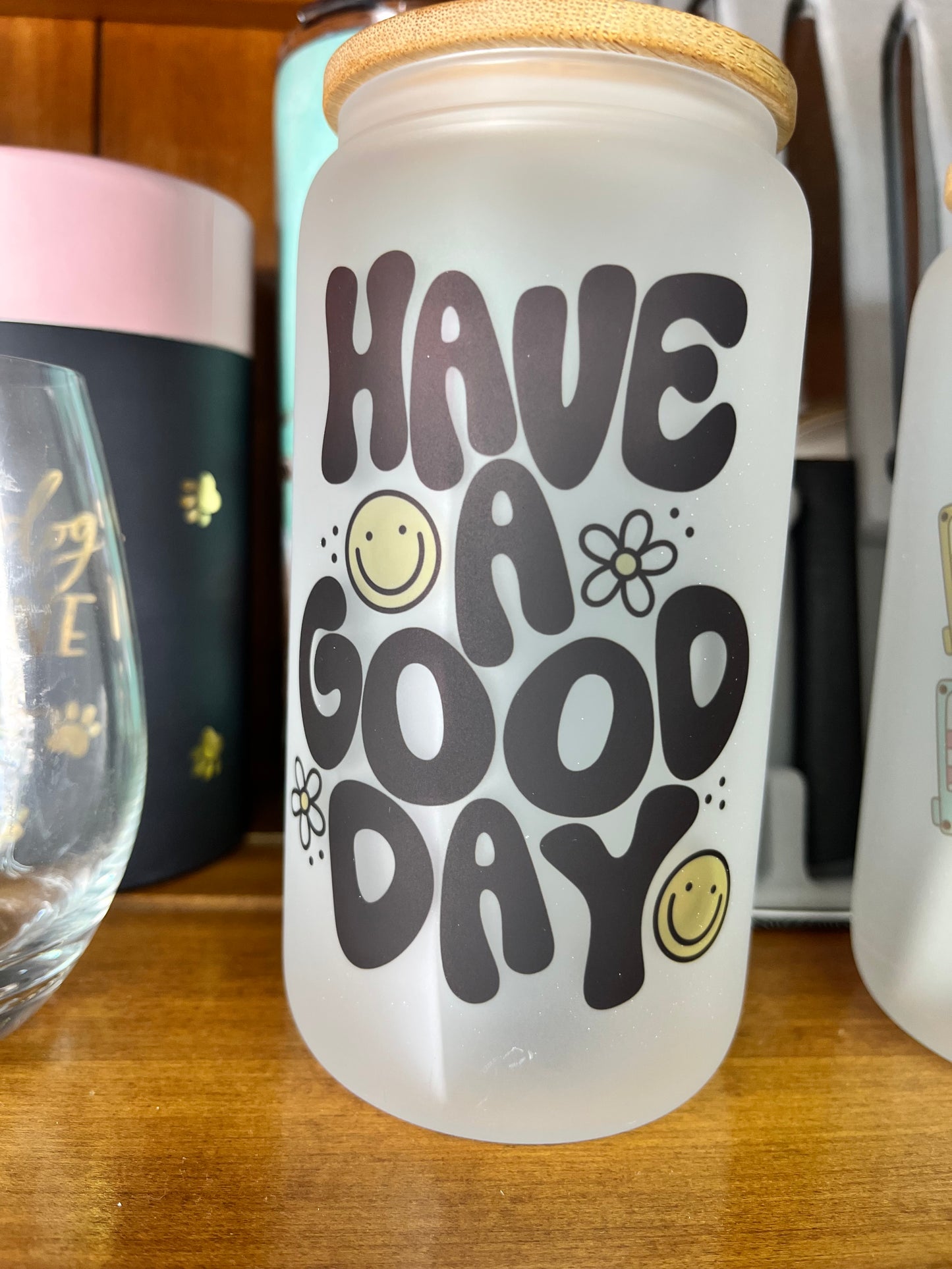 Frosted beer can glass with bamboo top